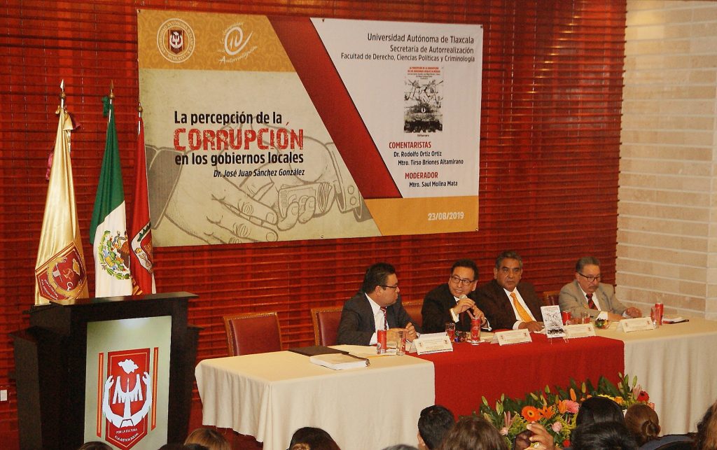 Presentaron en la UATx libro sobre corrupción en gobiernos locales