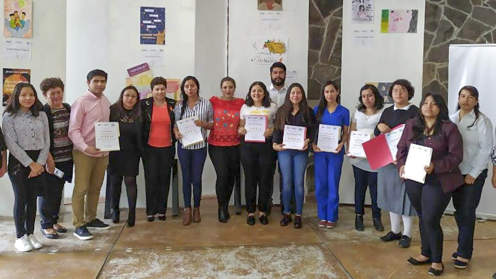 Premian a ganadores de concurso de cartel sobre prevención de violencia de género