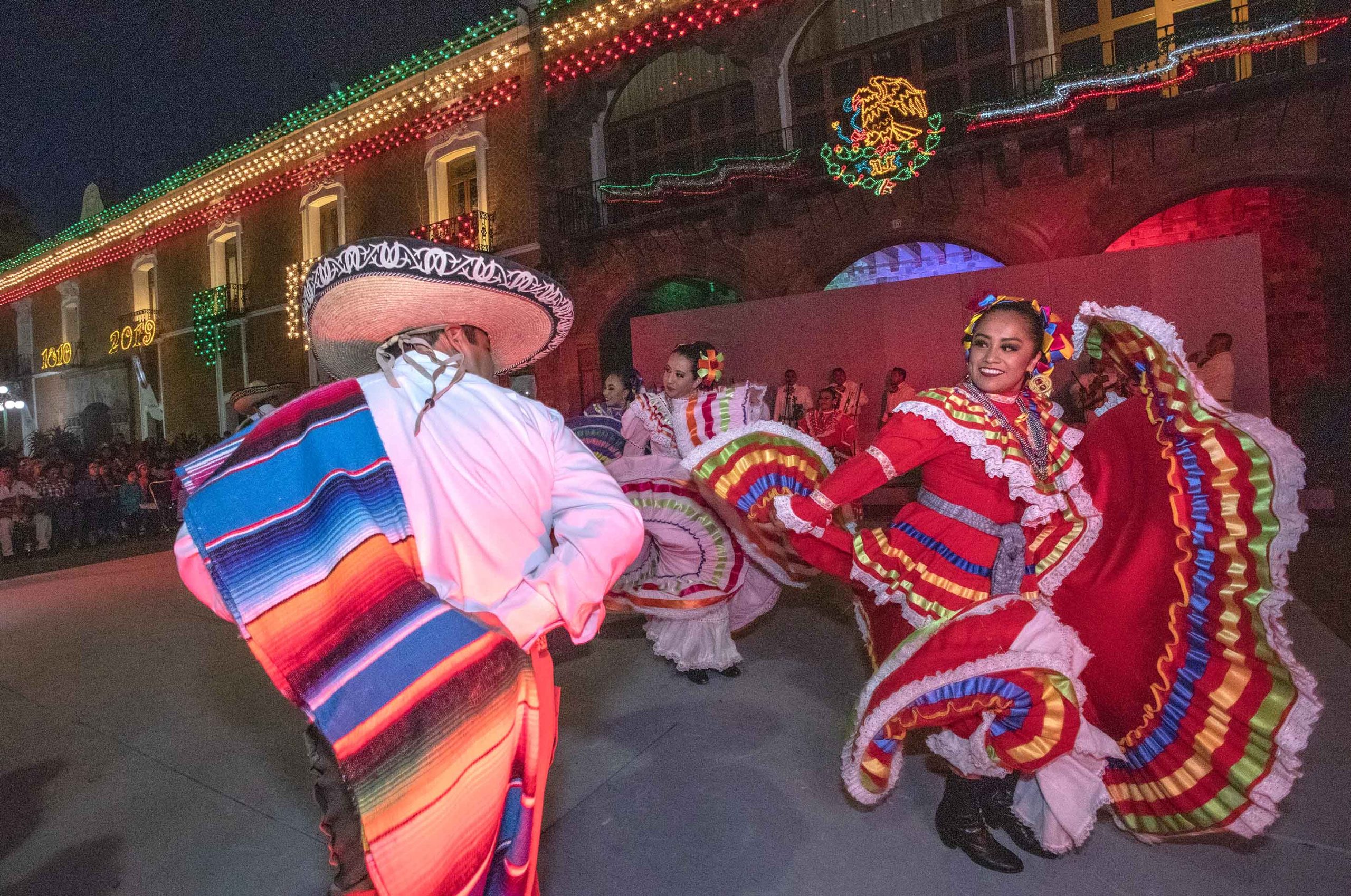 Encienden autoridades iluminación de fiestas patrias