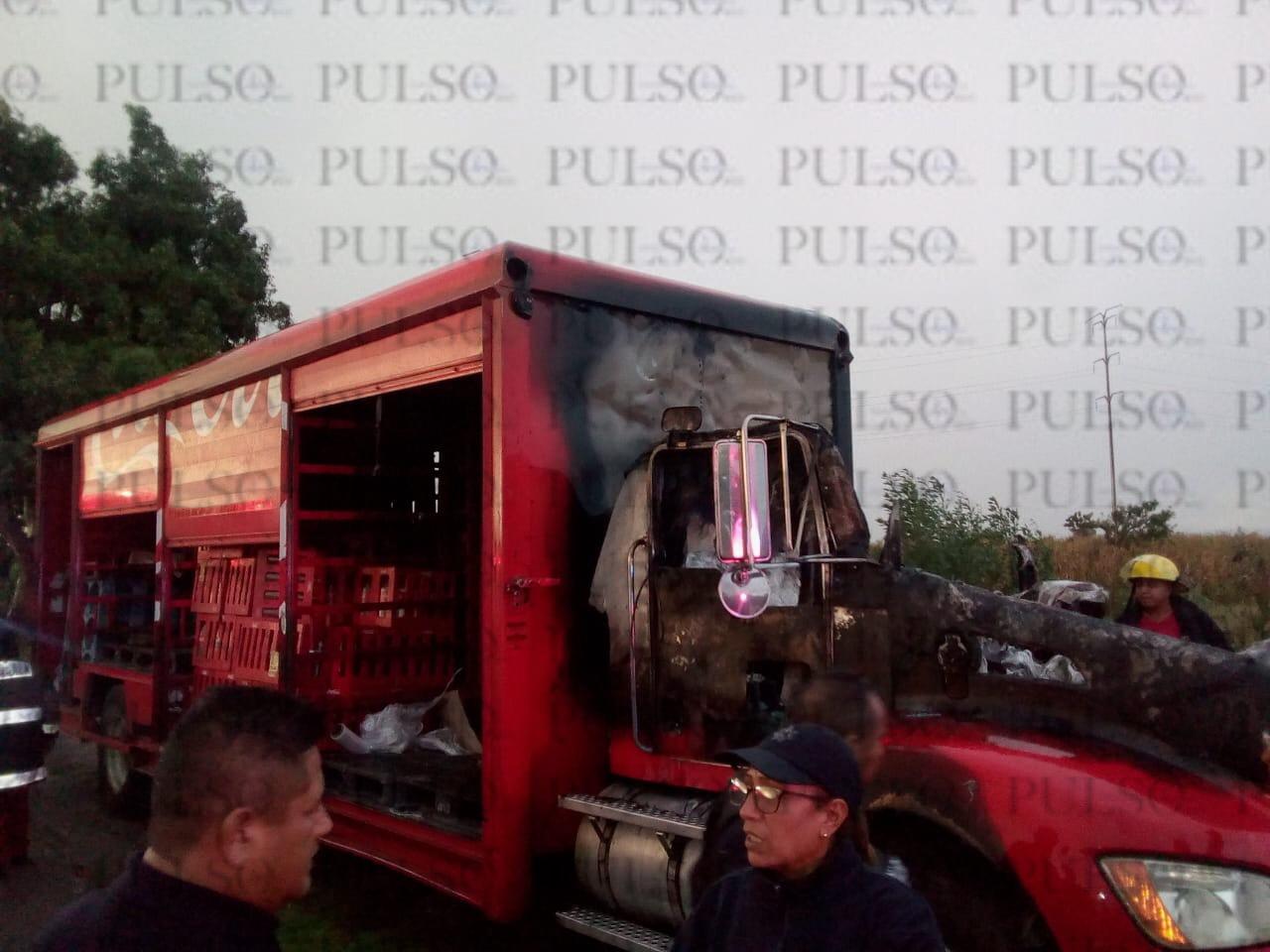 Se consume camión de refresco en Ayometla