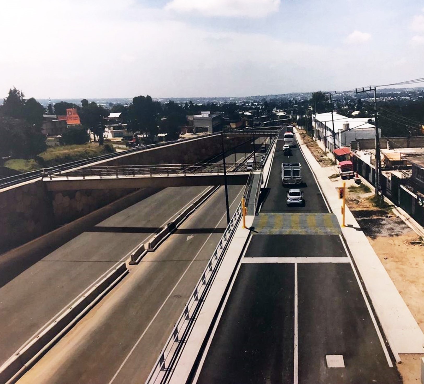 Trabaja Secoduvi en puente peatonal de la carretera Tlaxcala-Apizaco