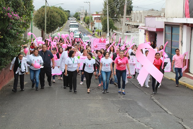 Realizan en Tetla caminata para concientizar acerca del cáncer de mama