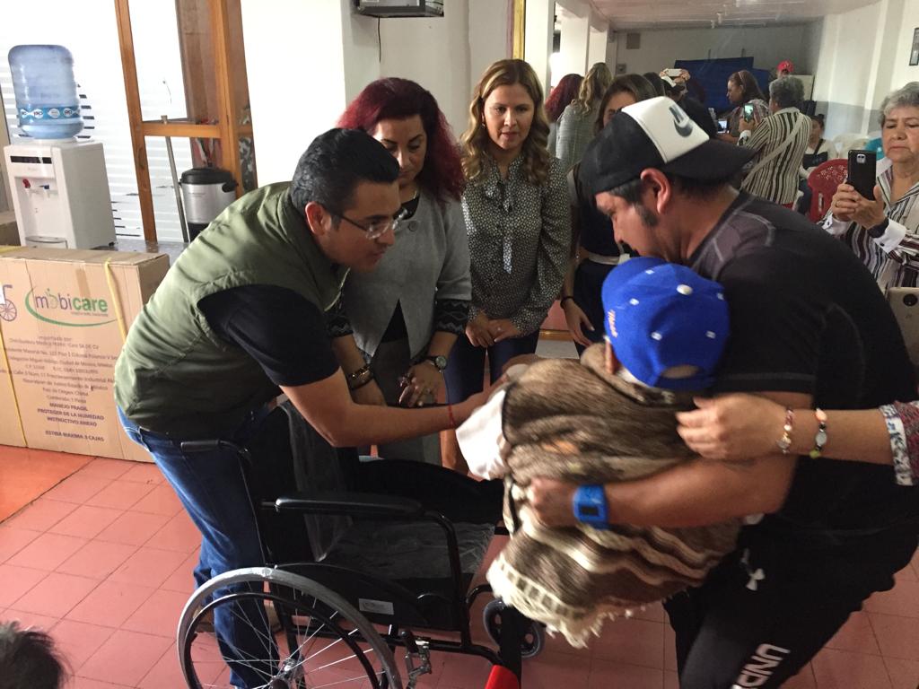 Entregan sillas de ruedas gratuitas en Apizaco