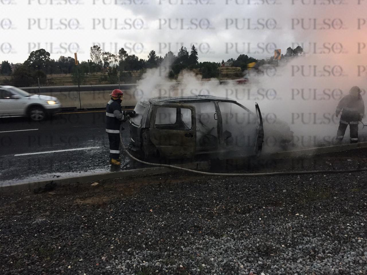 Consume fuego a auto particular en Tlaxcala