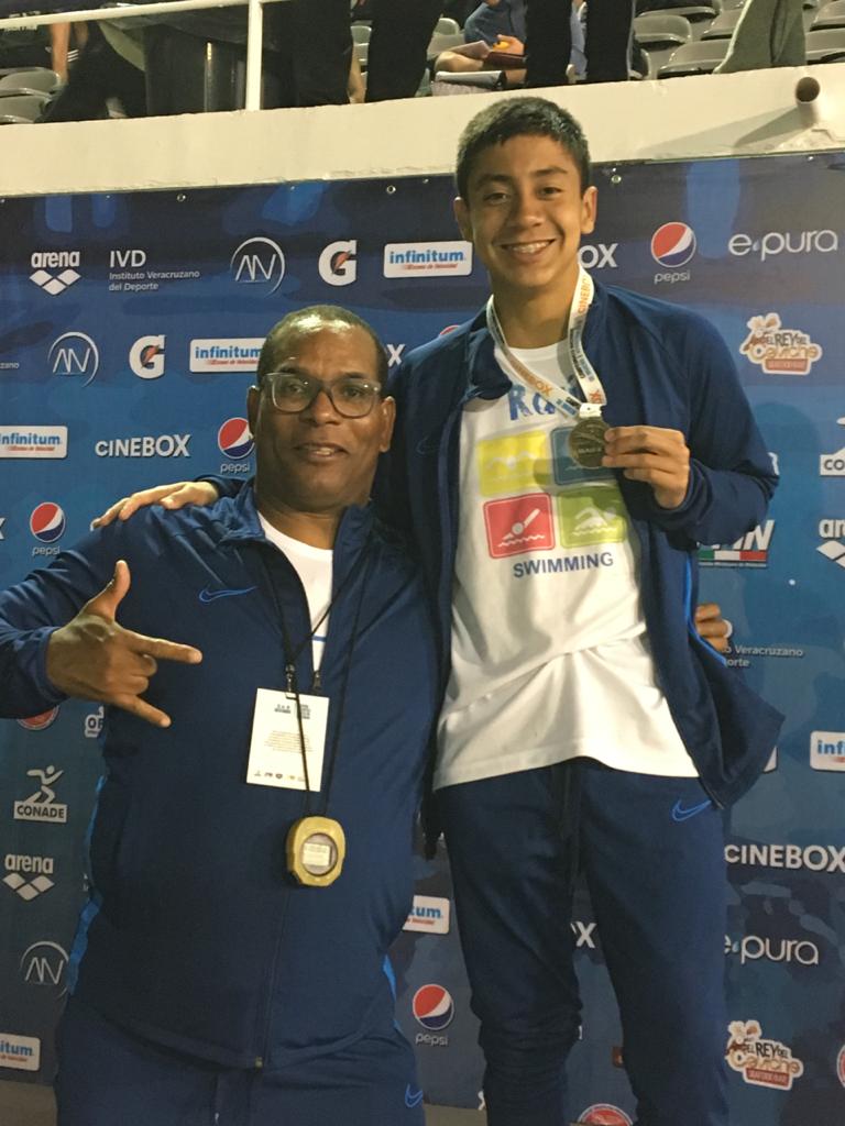 Gana apizaquense medalla de oro en competencia de natación