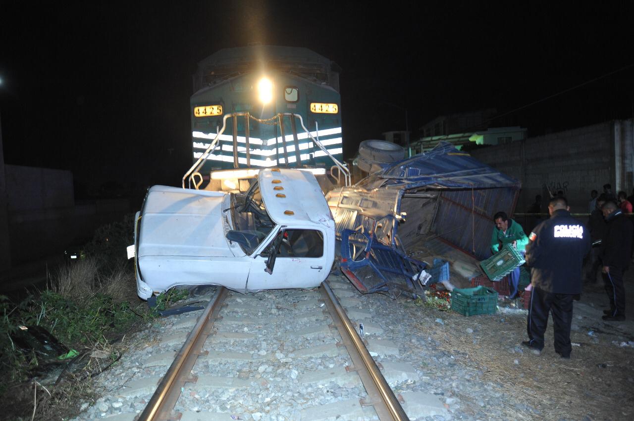 Embiste tren a camioneta en Chiautempan