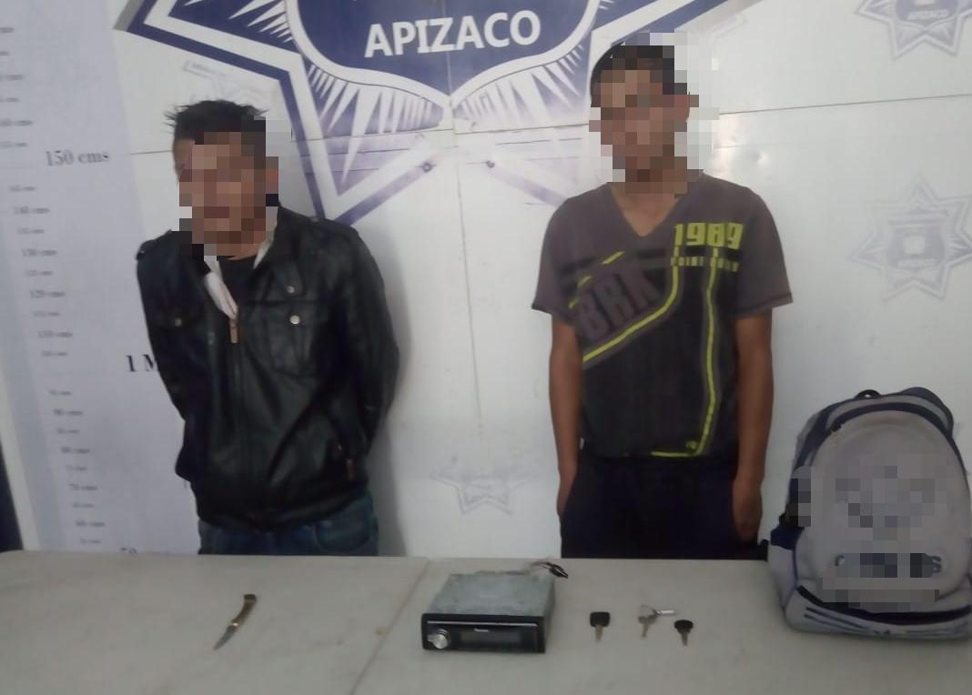 Detiene Policía de Apizaco a dos sujetos por robo de autoestéreo