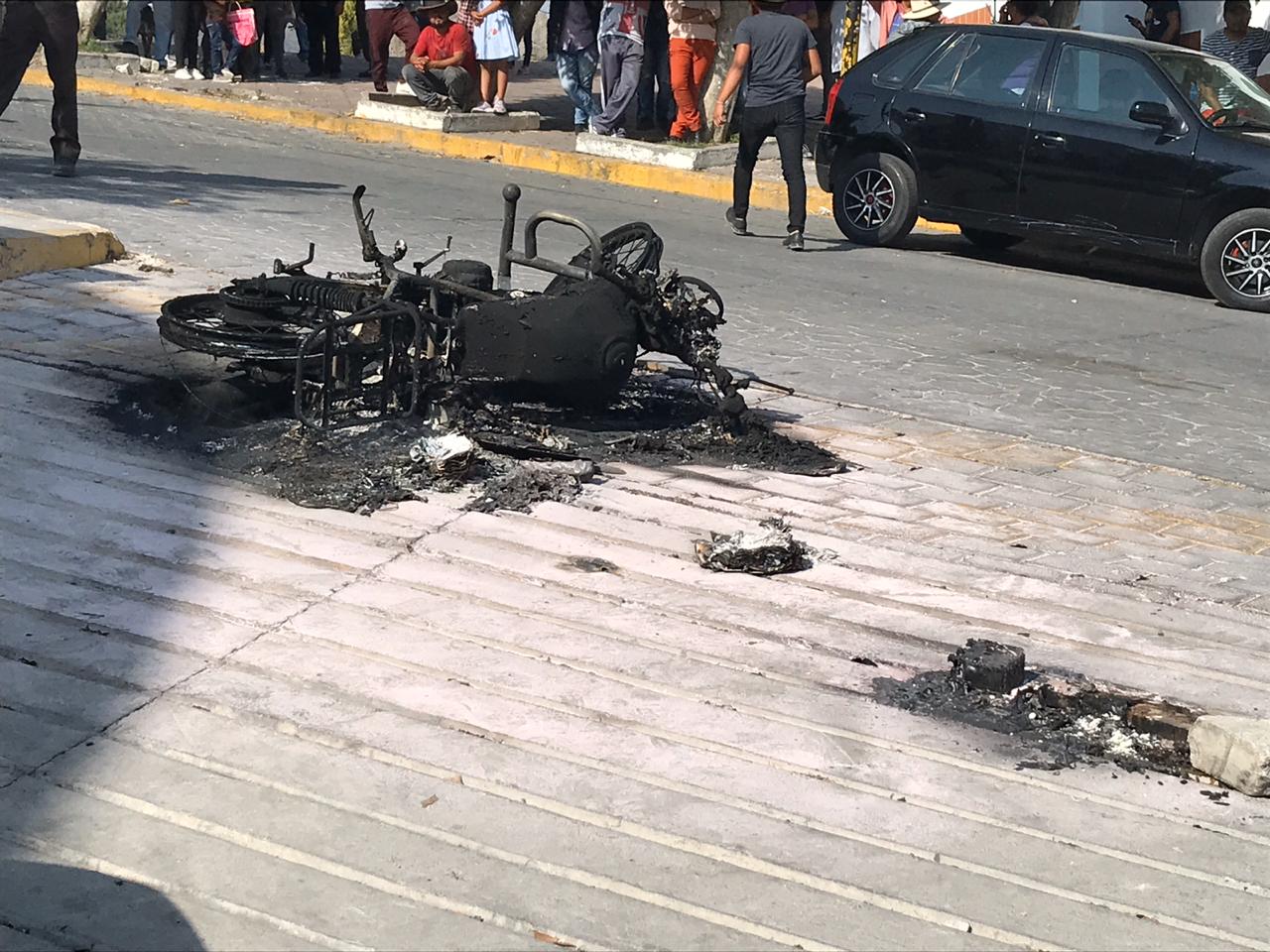 Causan destrozos y queman moto patrullas en Totolac
