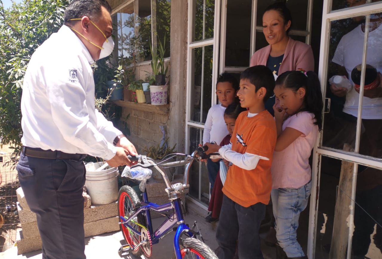 Entrega EMP bicicletas a ganadores de concurso del Día del Niño