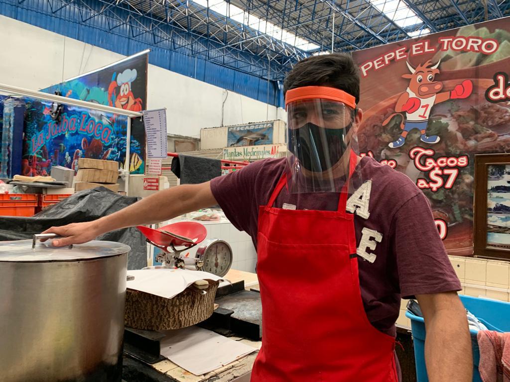 Reparte gobierno de Apizaco caretas a locatarios de mercados