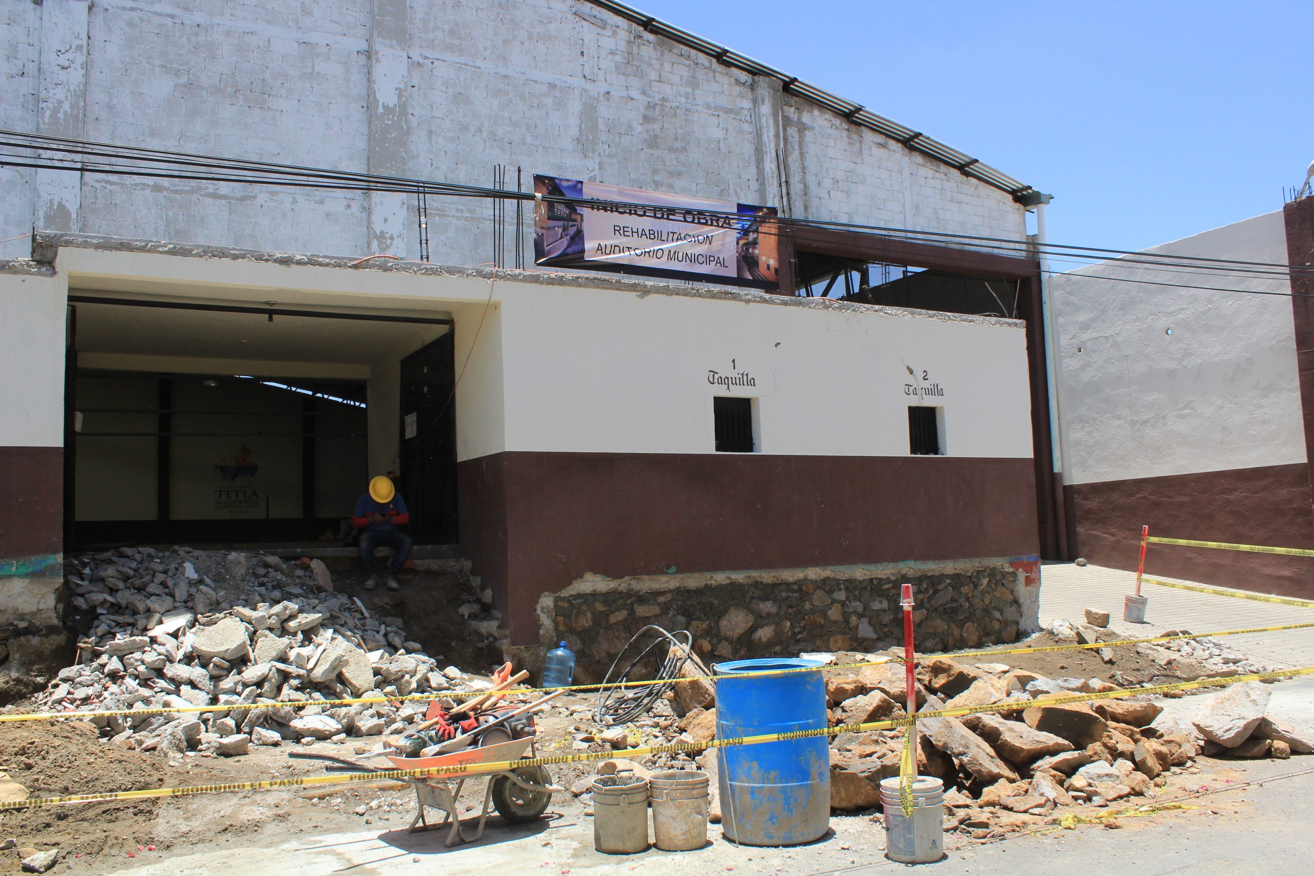 Inician trabajos de remodelación del auditorio de Tetla