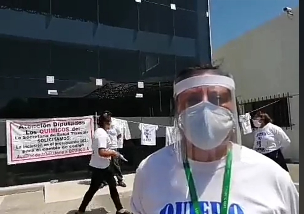 Protestan químicos del estado en demanda de mejores salarios