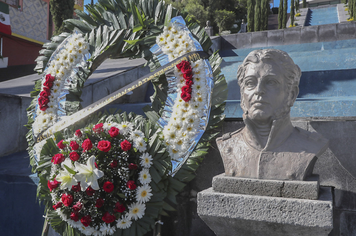 Colocan ofrenda floral en el Aniversario de la Independencia de México