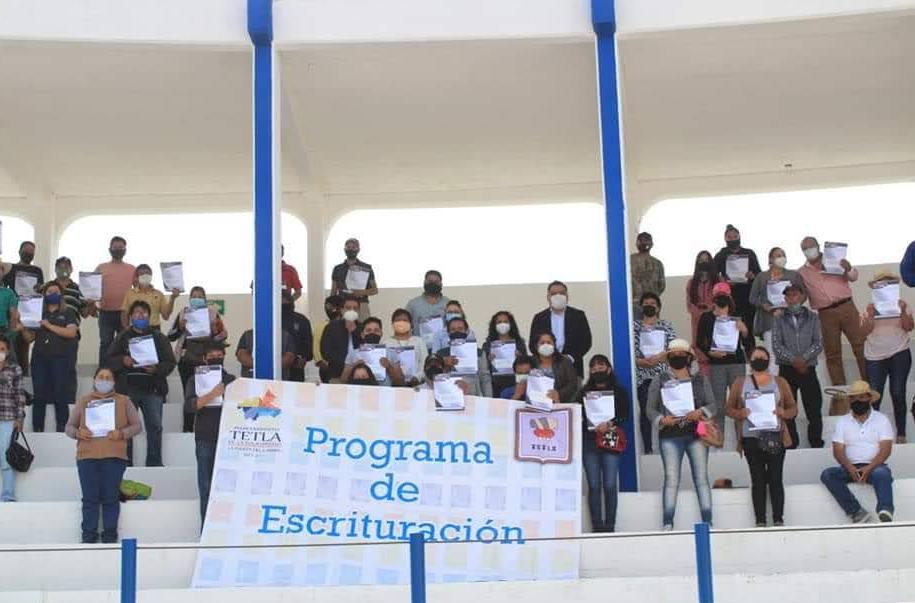 Entregan escrituras a ciudadanos de Tetla de la Solidaridad a bajo costo