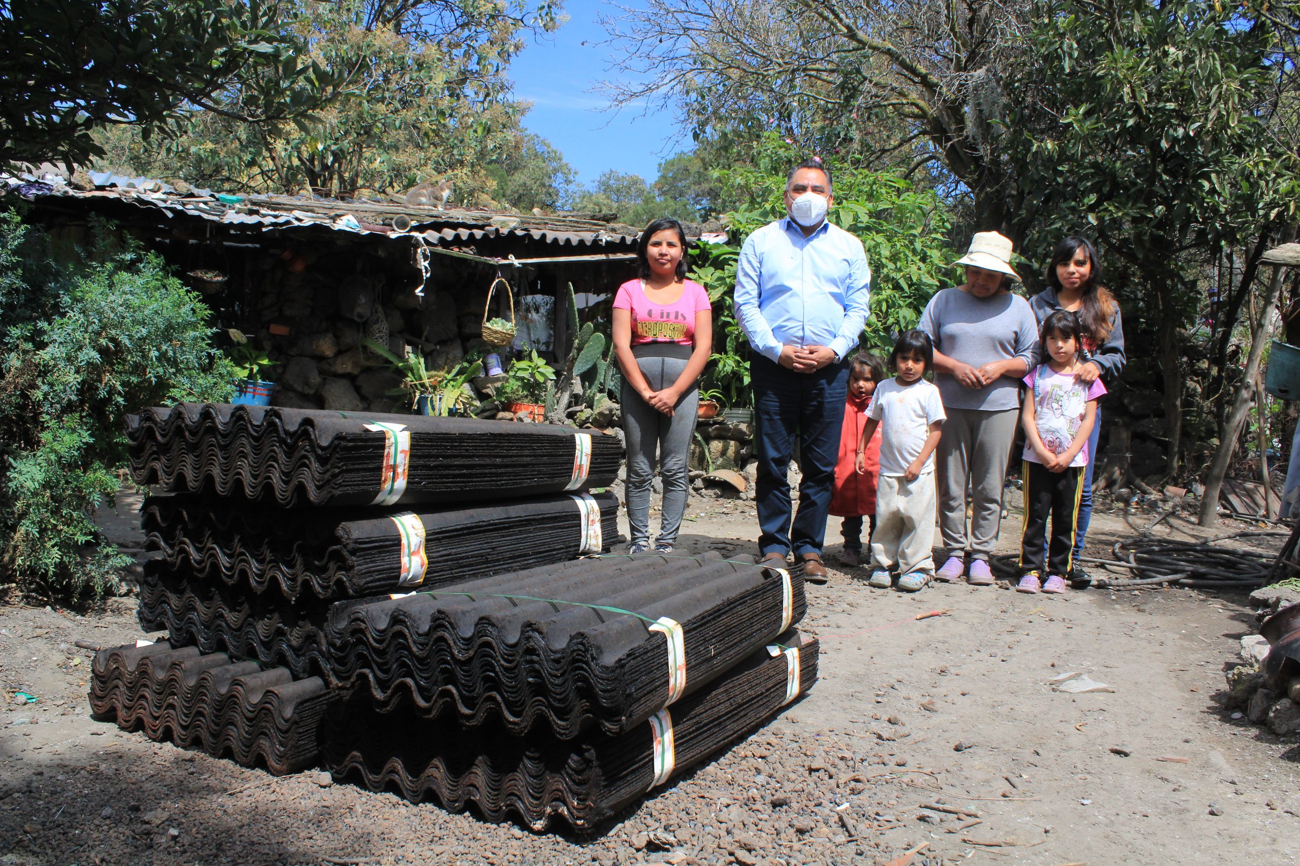 Entrega Eleazar Molina apoyo a familias de escasos recursos