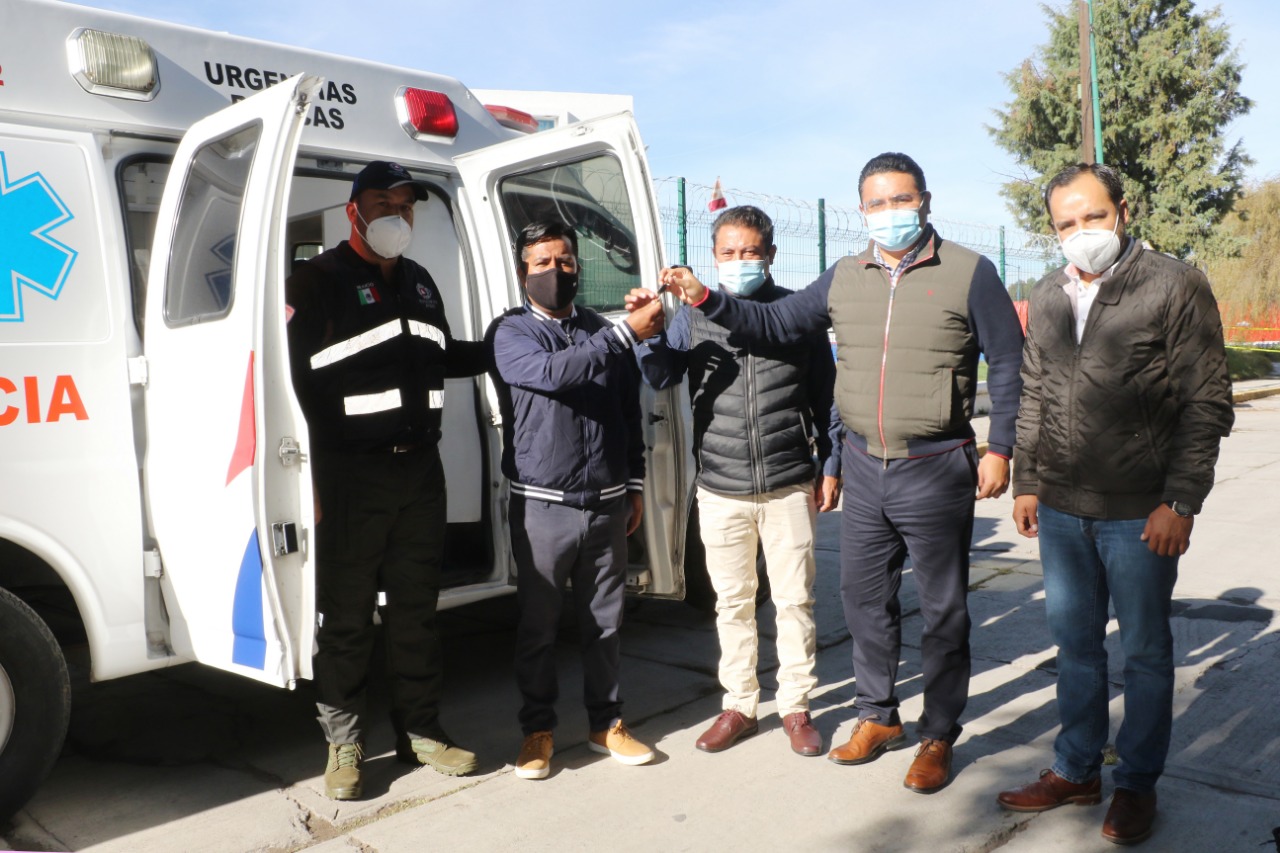 Cumple Julio César Hernández con entrega de ambulancia a comunidades