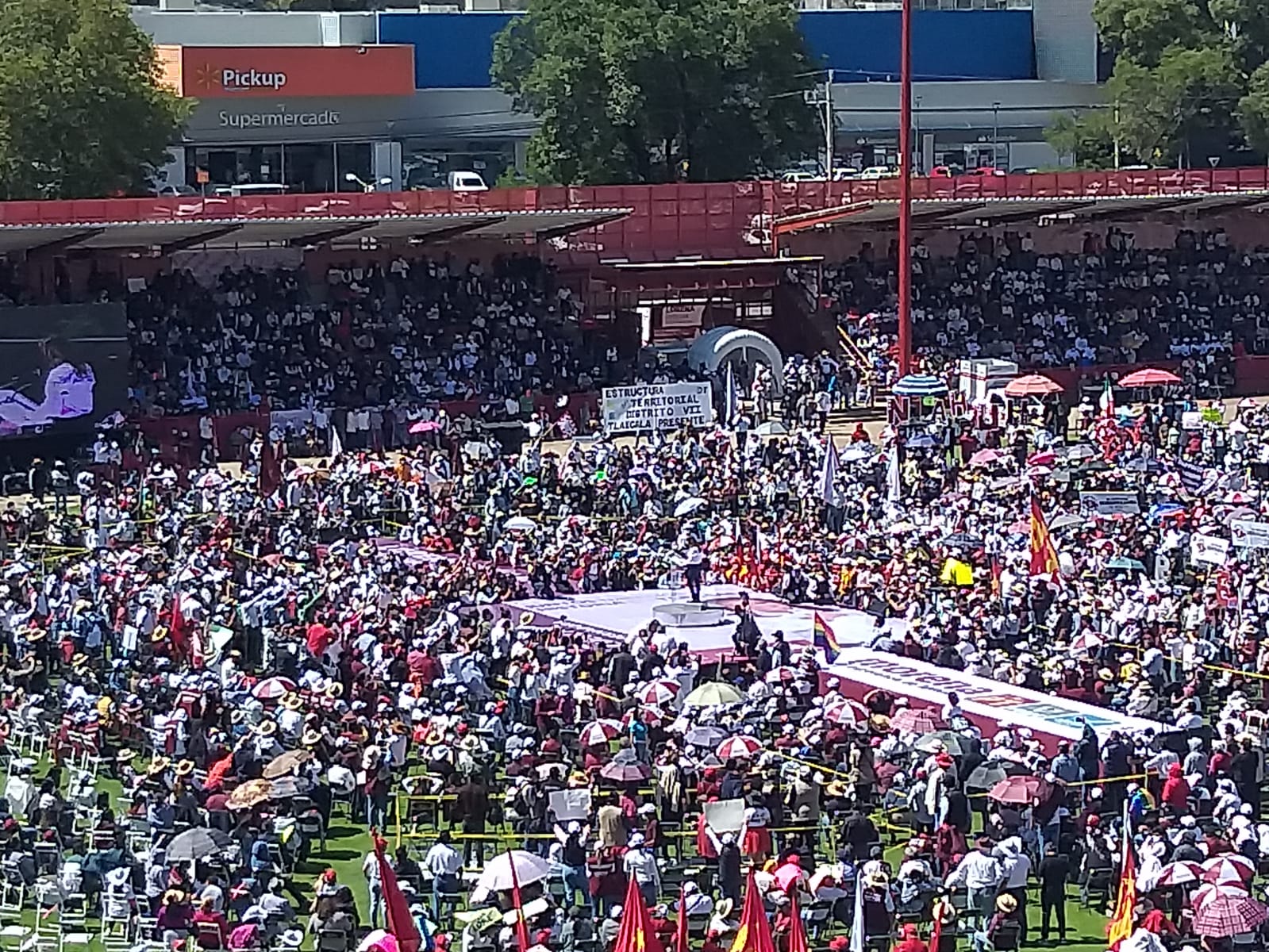 Cierra campaña LCC en acto multitudinario en el Estadio Tlahuicole