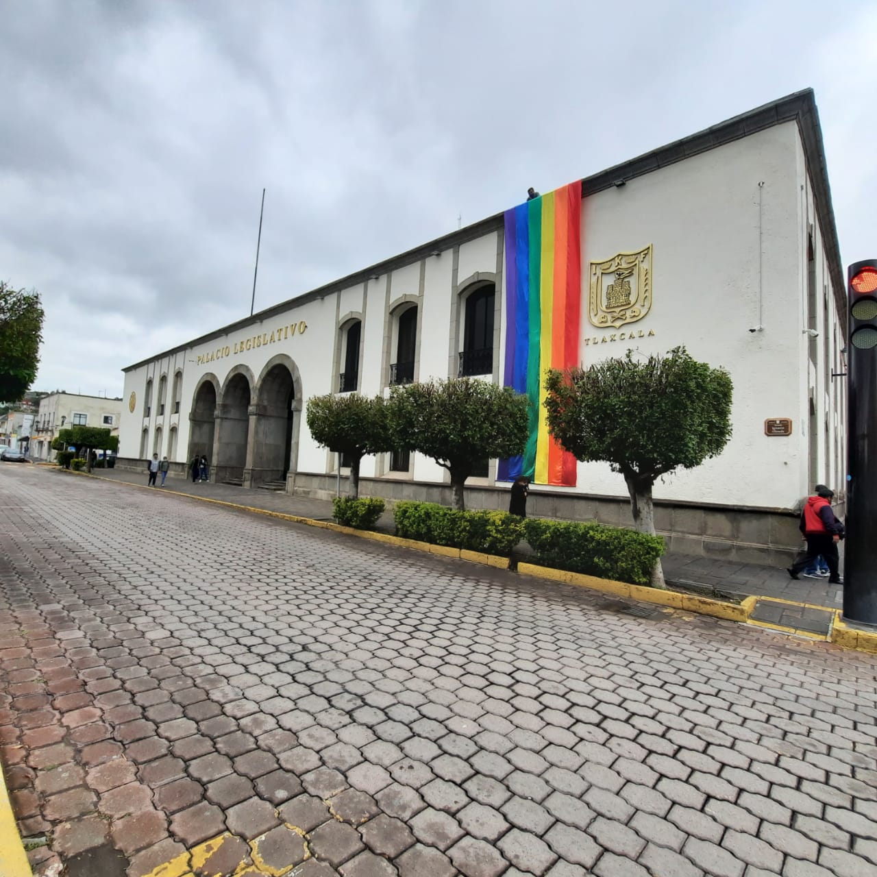 Colocan bandera LGBTTTIQ+ en Palacio Legislativo de Tlaxcala