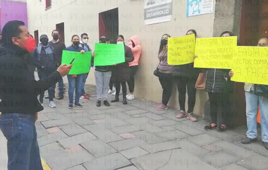 Trabajadores del ayuntamiento de Chiautempan se manifiestan