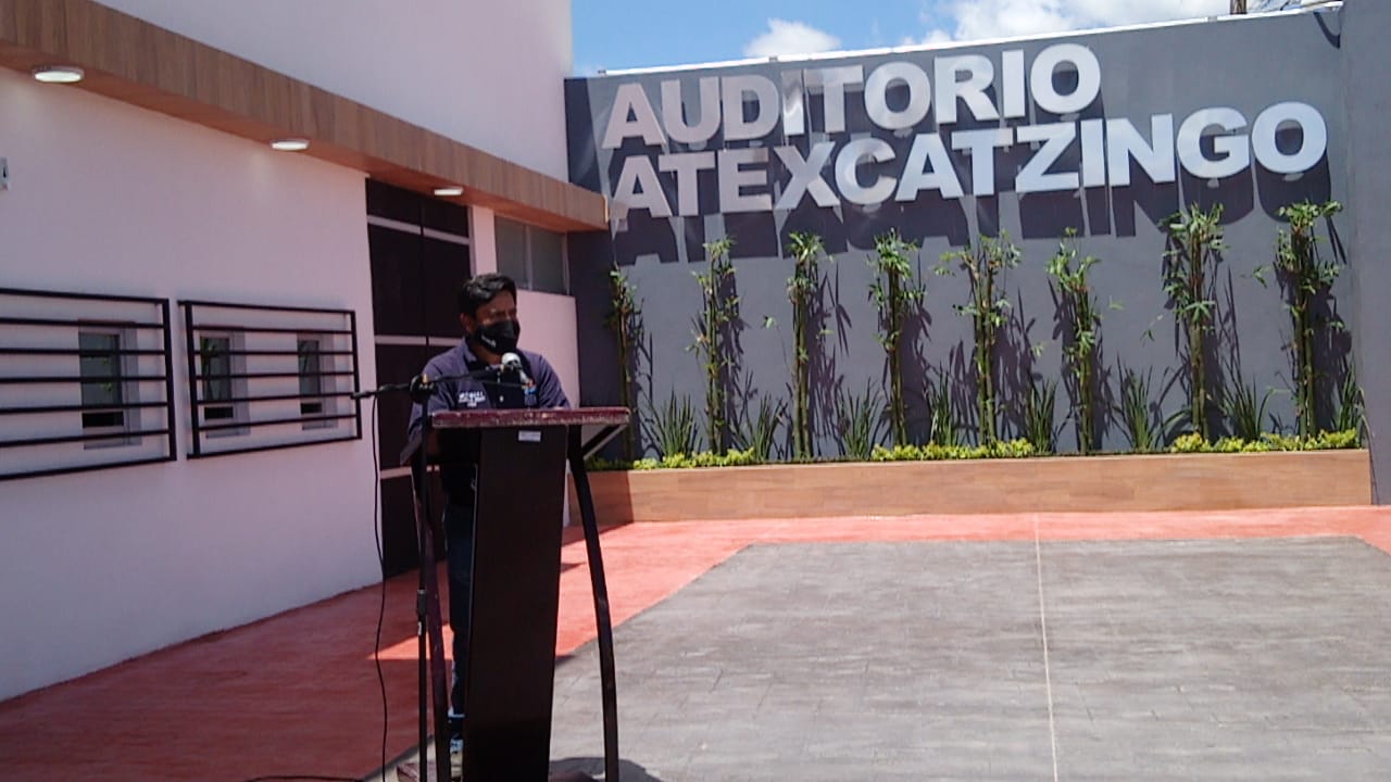 Alcalde de Tetla inaugura auditorio de Atexcatzingo