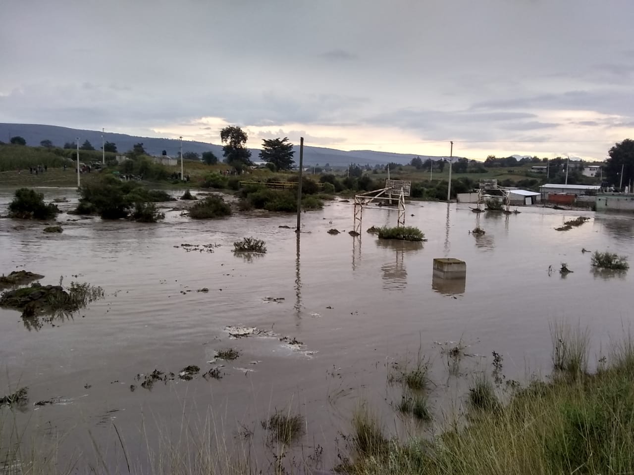 Autoridades atienden emergencia por inundación en Altzayanca