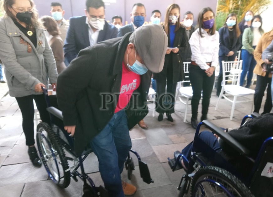 Entrega alcalde de Apetatitlán sillas de ruedas