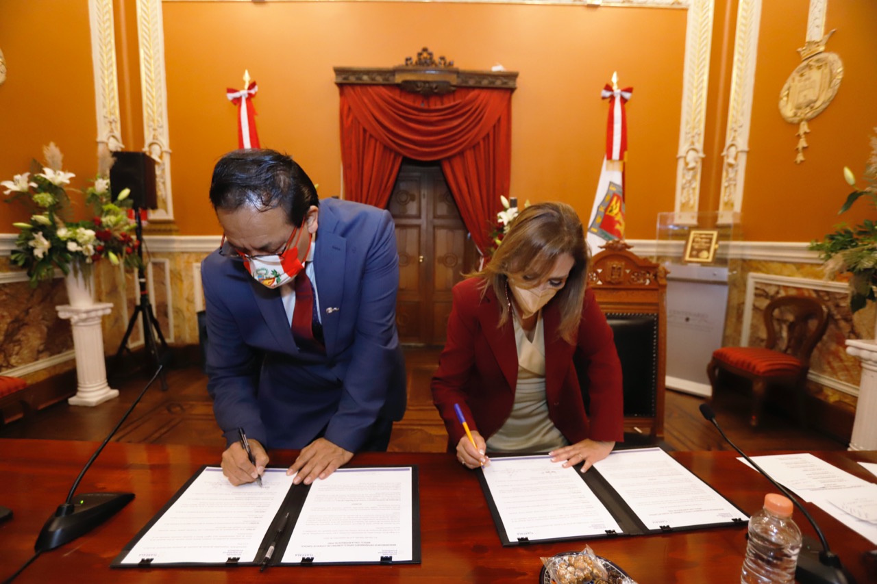 Firma LCC acuerdo para fortalecer relaciones en Perú