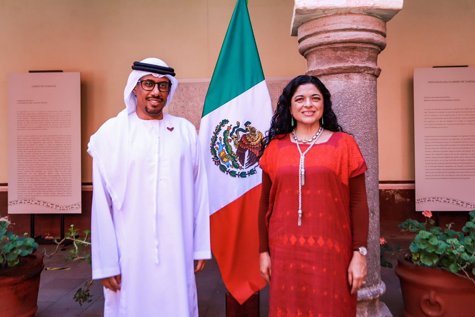 Recibe Alejandra Frausto al embajador de Emiratos Árabes Unidos 