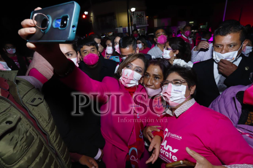 Iluminan de rosa las escalinatas por la lucha contra el cáncer de mama