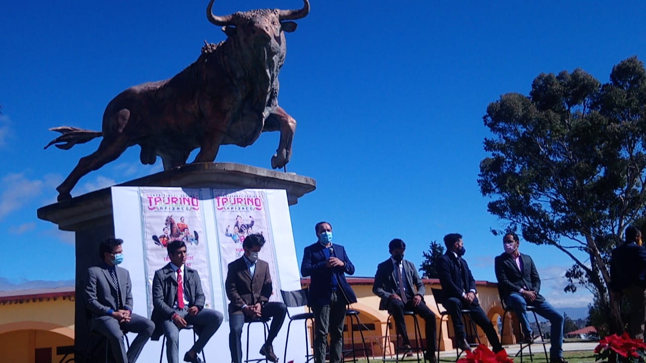 Presentan cartel del Tradicional Serial Taurino Navideño en Apizaco