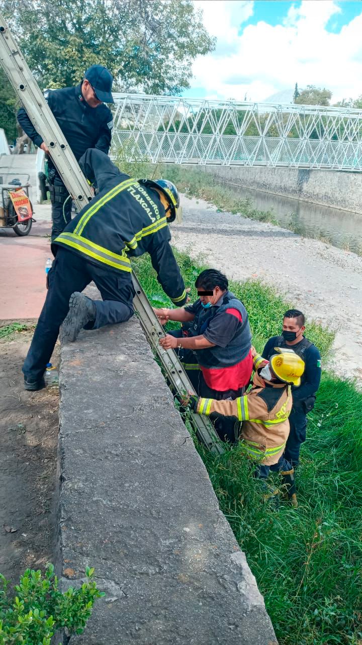Apoya Policía de Tlaxcala en rescate de hombre que cayó al Río Zahuapan