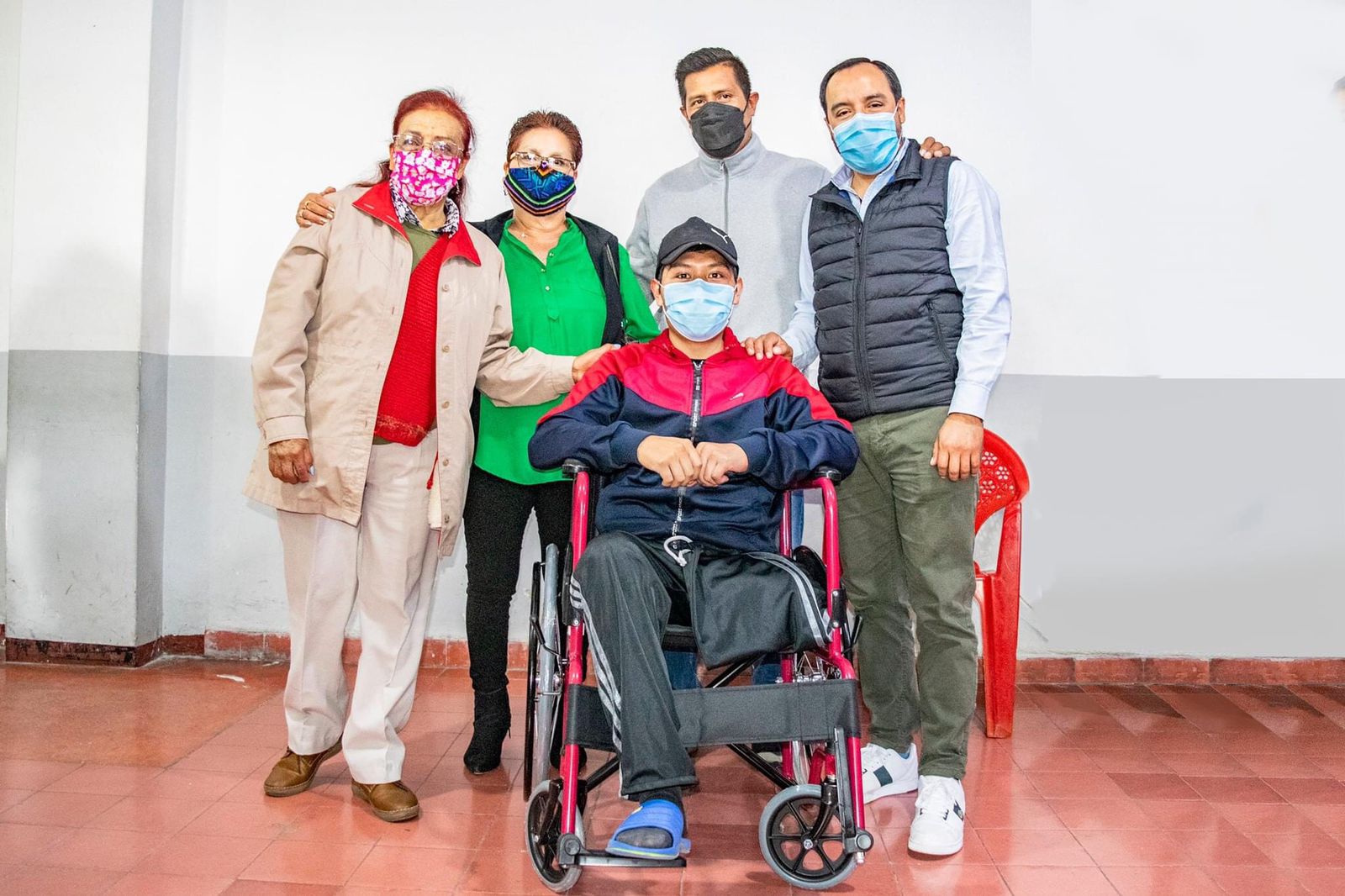 Entrega SMDIF Apizaco accesorios para adultos mayores y discapacitados