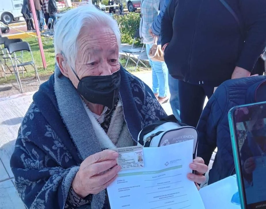 Entrega DIF Apizaco aparatos auditivos a personas de escasos recursos