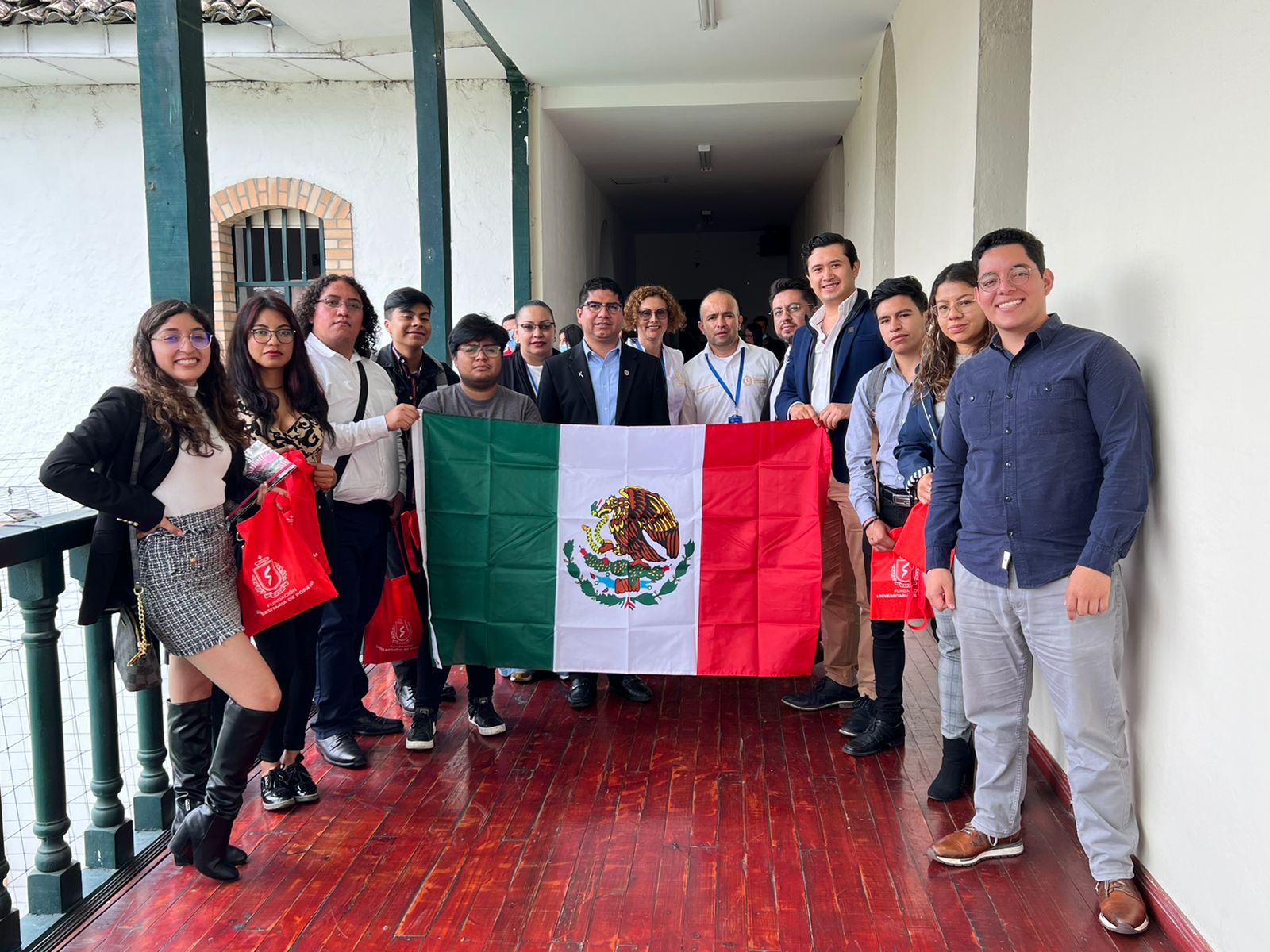 Realizan estancia estudiantes de la UATx en Colombia