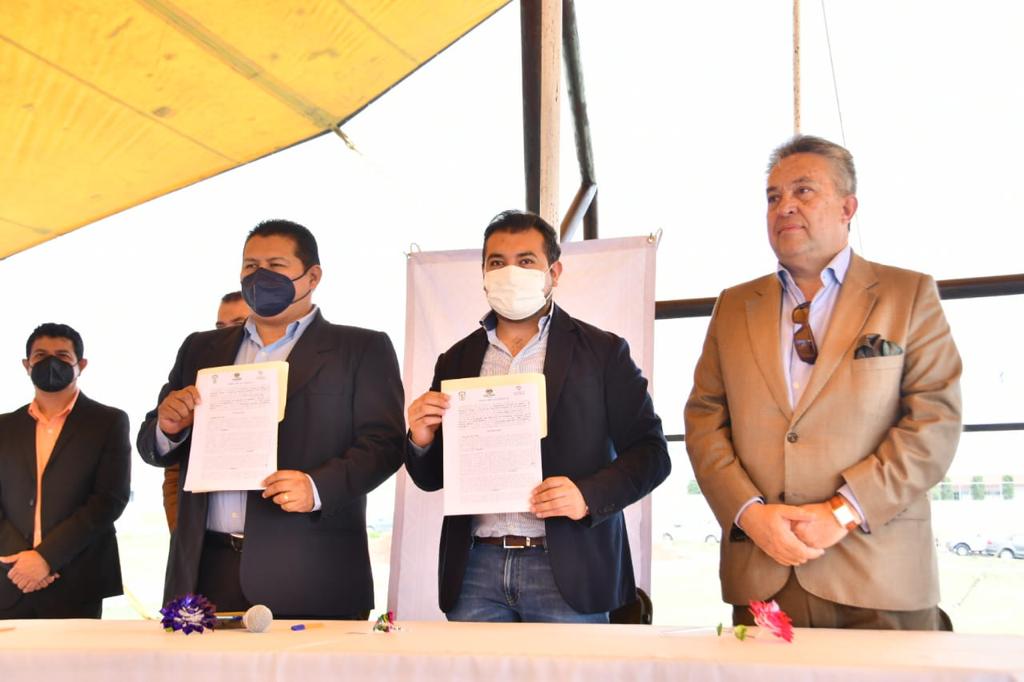 Firma ayuntamiento de Huamantla convenio con el ITAT