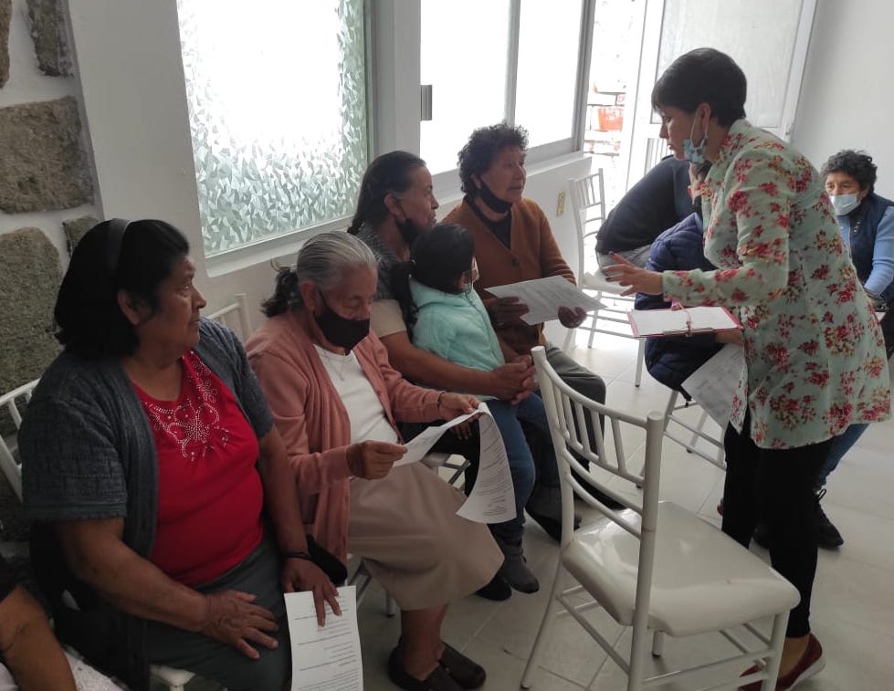 Capacitan autoridades a adultos mayores de Huamantla en prevención de fraudes