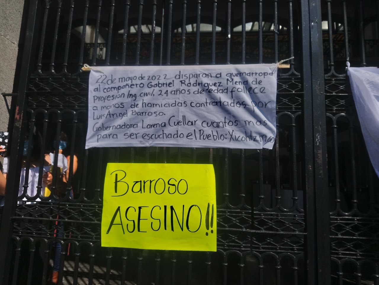 Habitantes de Xicohtzinco llaman asesino a su alcalde en el Congreso