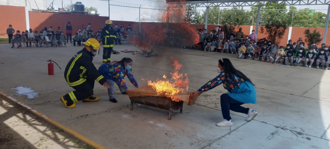 Realizan bomberos acciones de proximidad social en instituciones educativas