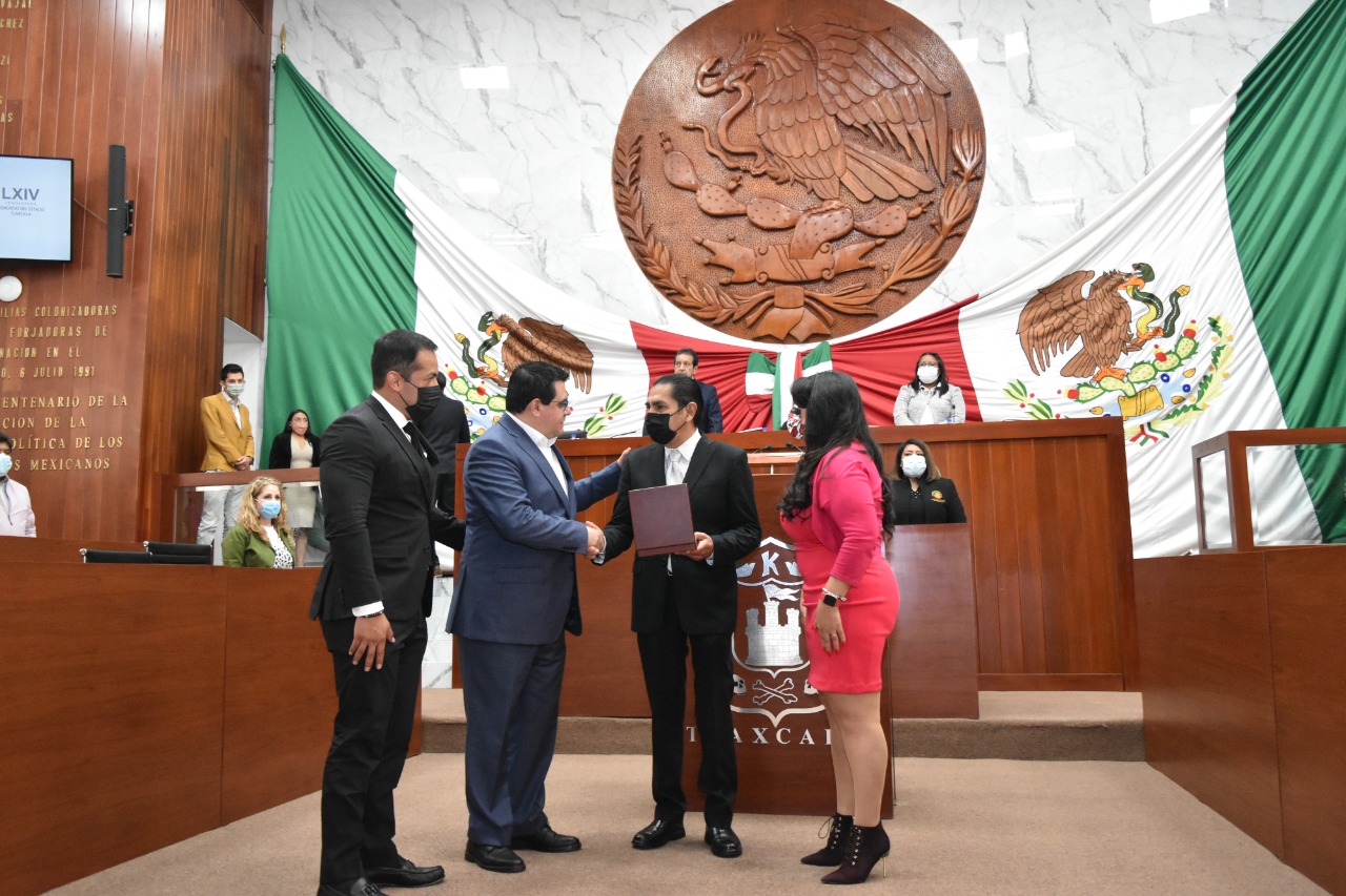 Otorga la LXIV Legislatura “Premio Miguel N. Lira” a  Fabián Robles