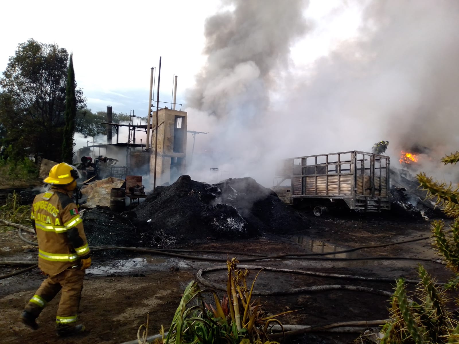 Bomberos de la SSC atienden incendio en planta recicladora