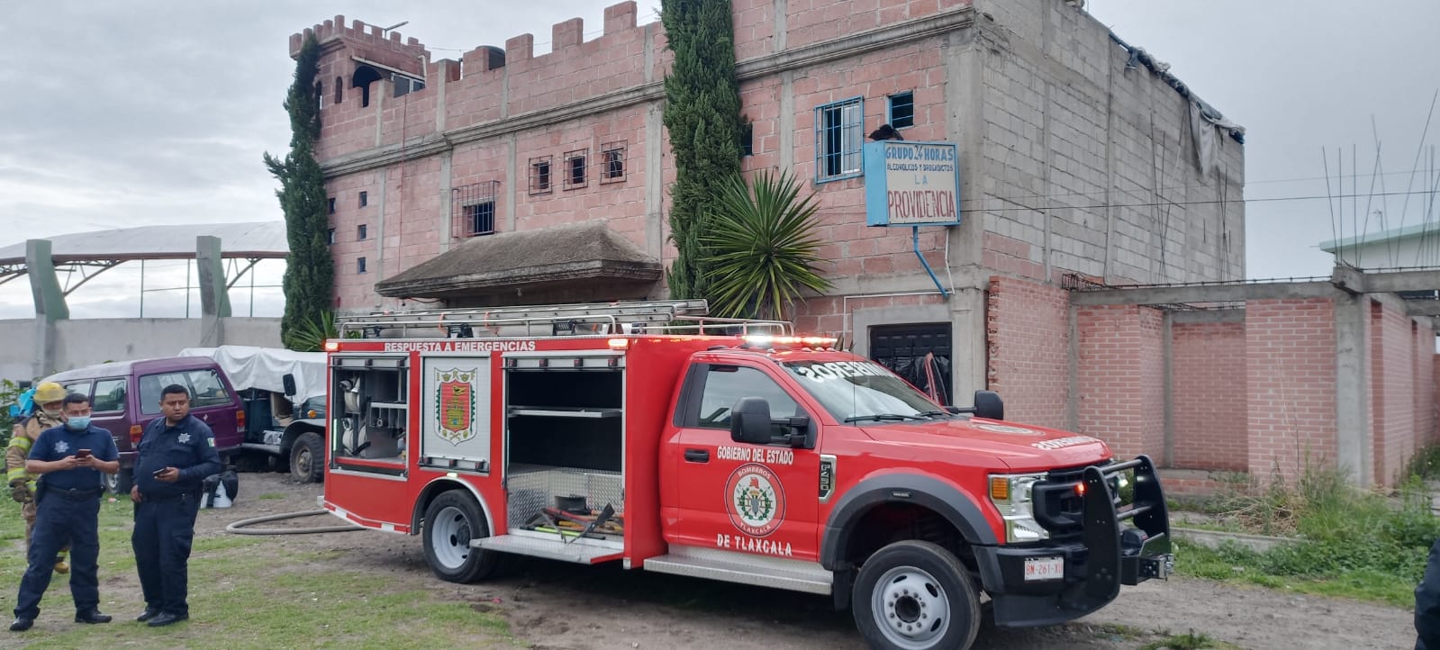 Atienden bomberos incendio en anexo de Chiautempan