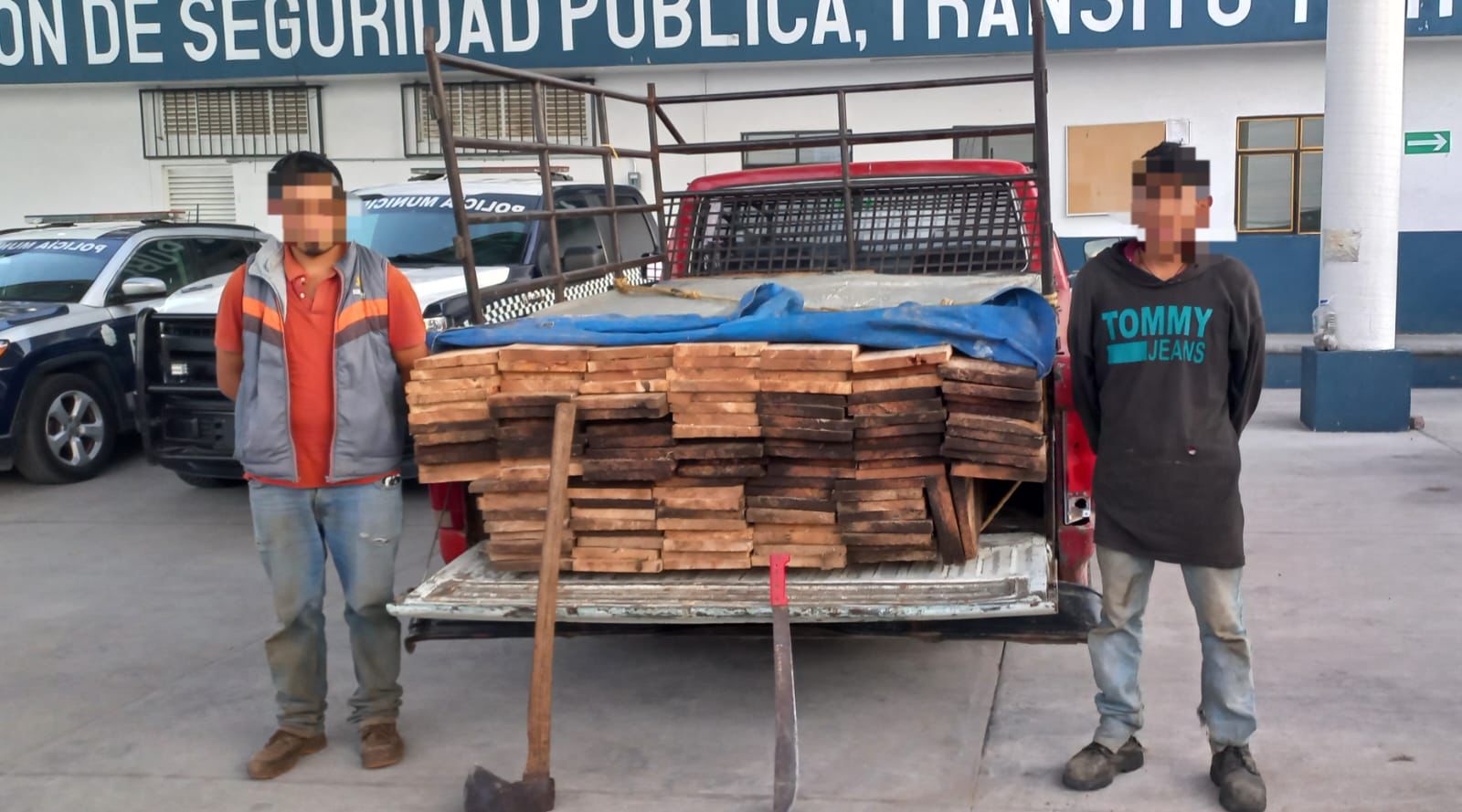 Detiene policía municipal a dos personas con material forestal