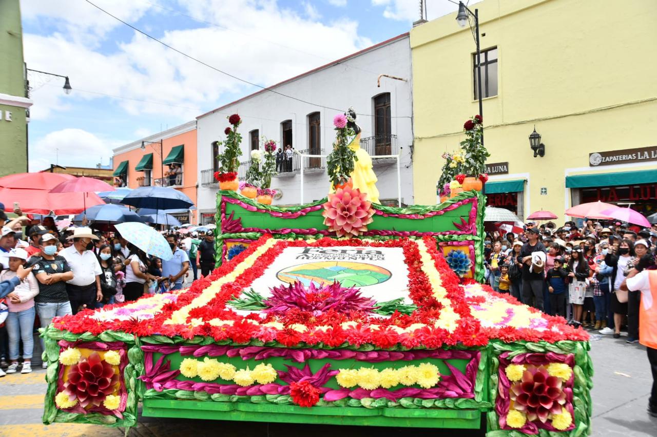 Disfrutan familias en Huamantla el Desfile de la Dalia