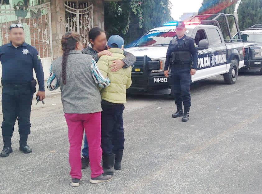 Reúnen autoridades de Huamantla a menor extraviado con sus familiares