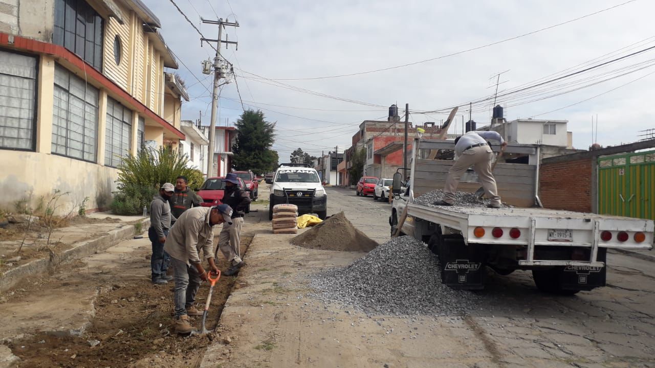 Cambian tubería de drenaje en El Carmen, Apizaco