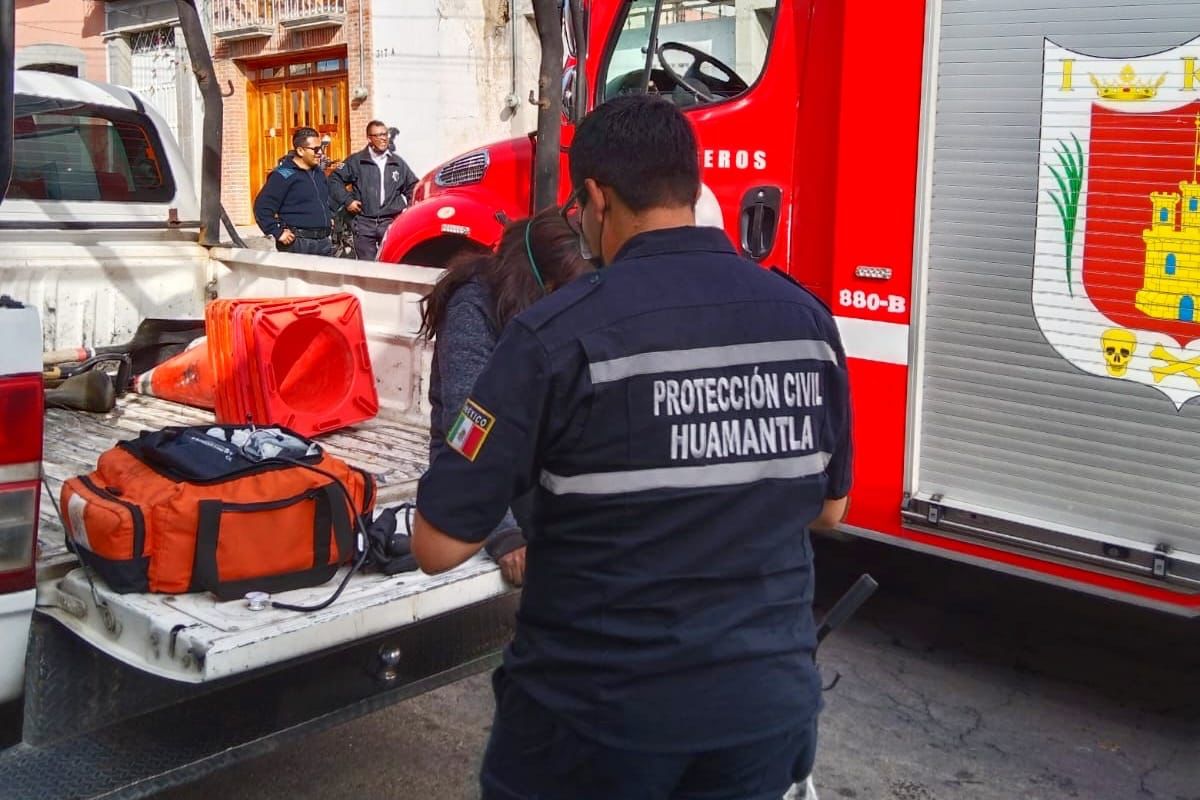 Rescata en Huamantla a mujer en conato de incendio