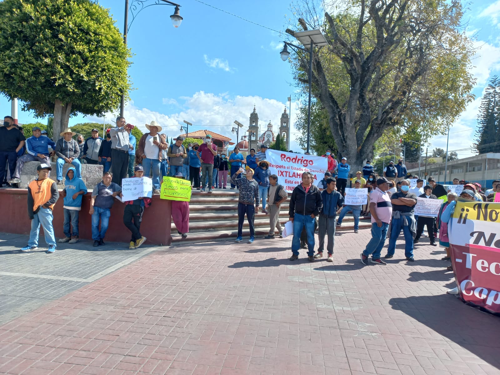 Se enfrentan policías y ciudadanos en Teolocholco