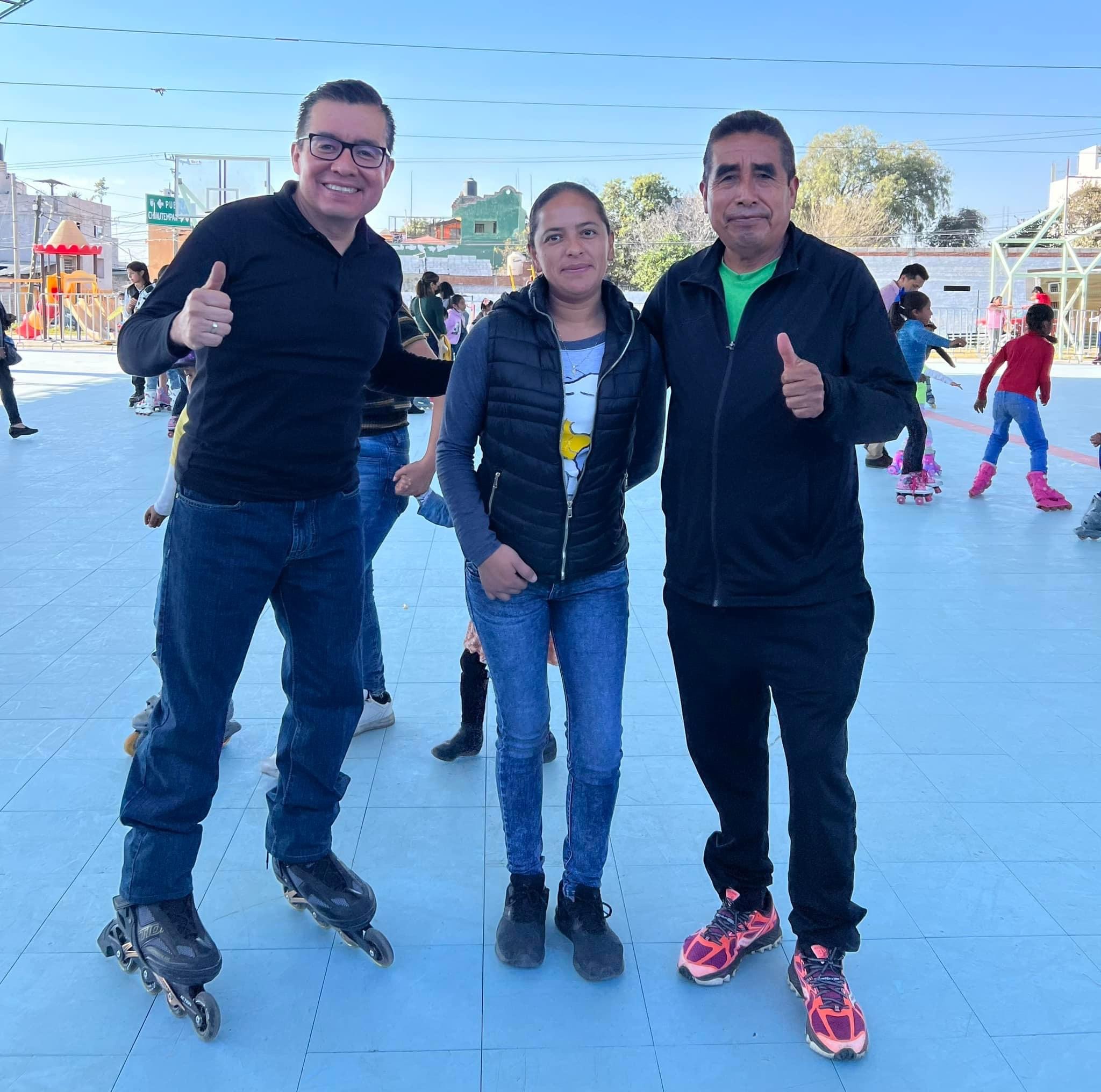 Disfrutan familias en San Pablo del Monte pista de patinaje