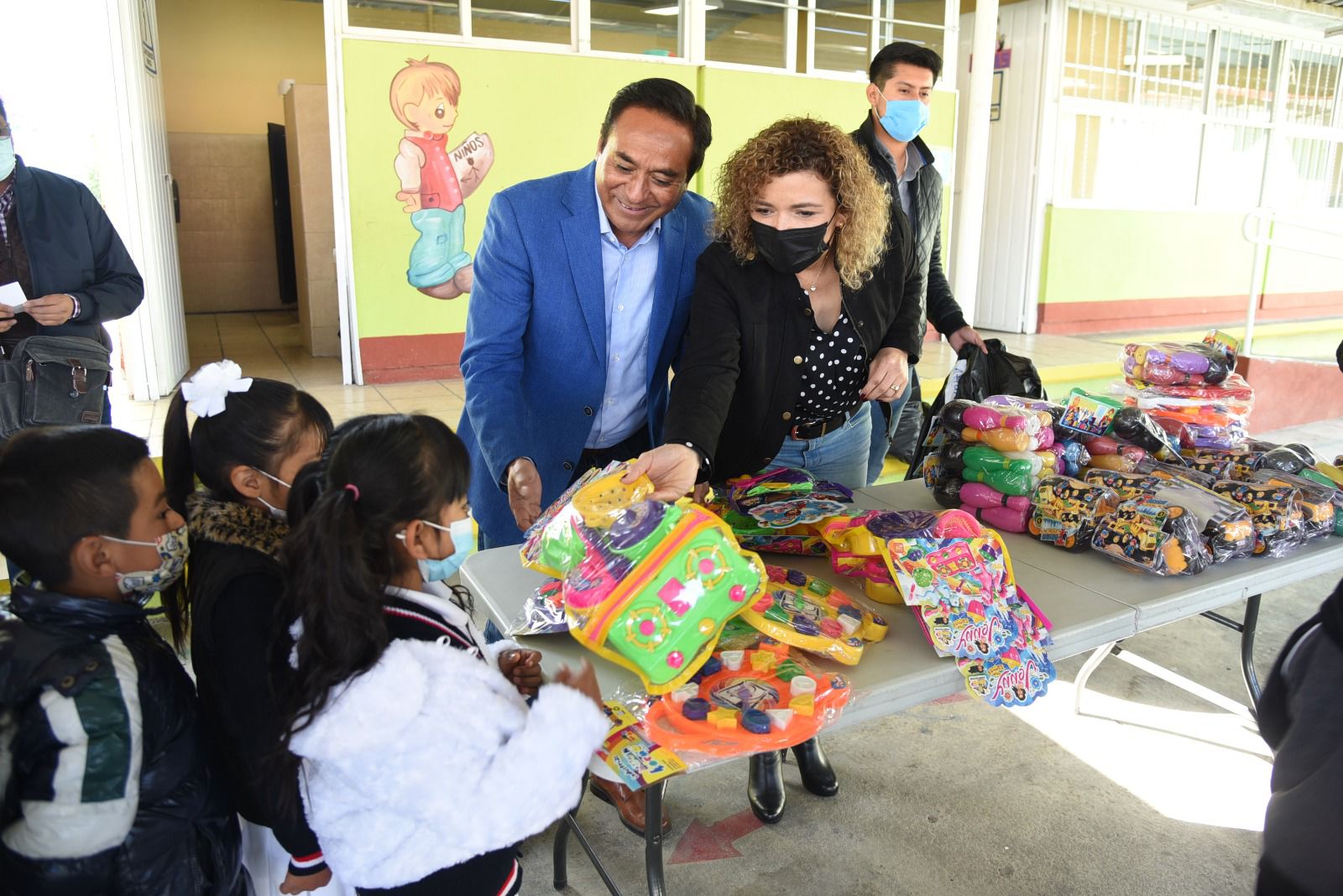 Entrega Jorge Corichi juguetes a niñ@s de jardín de niños en Atlahapa