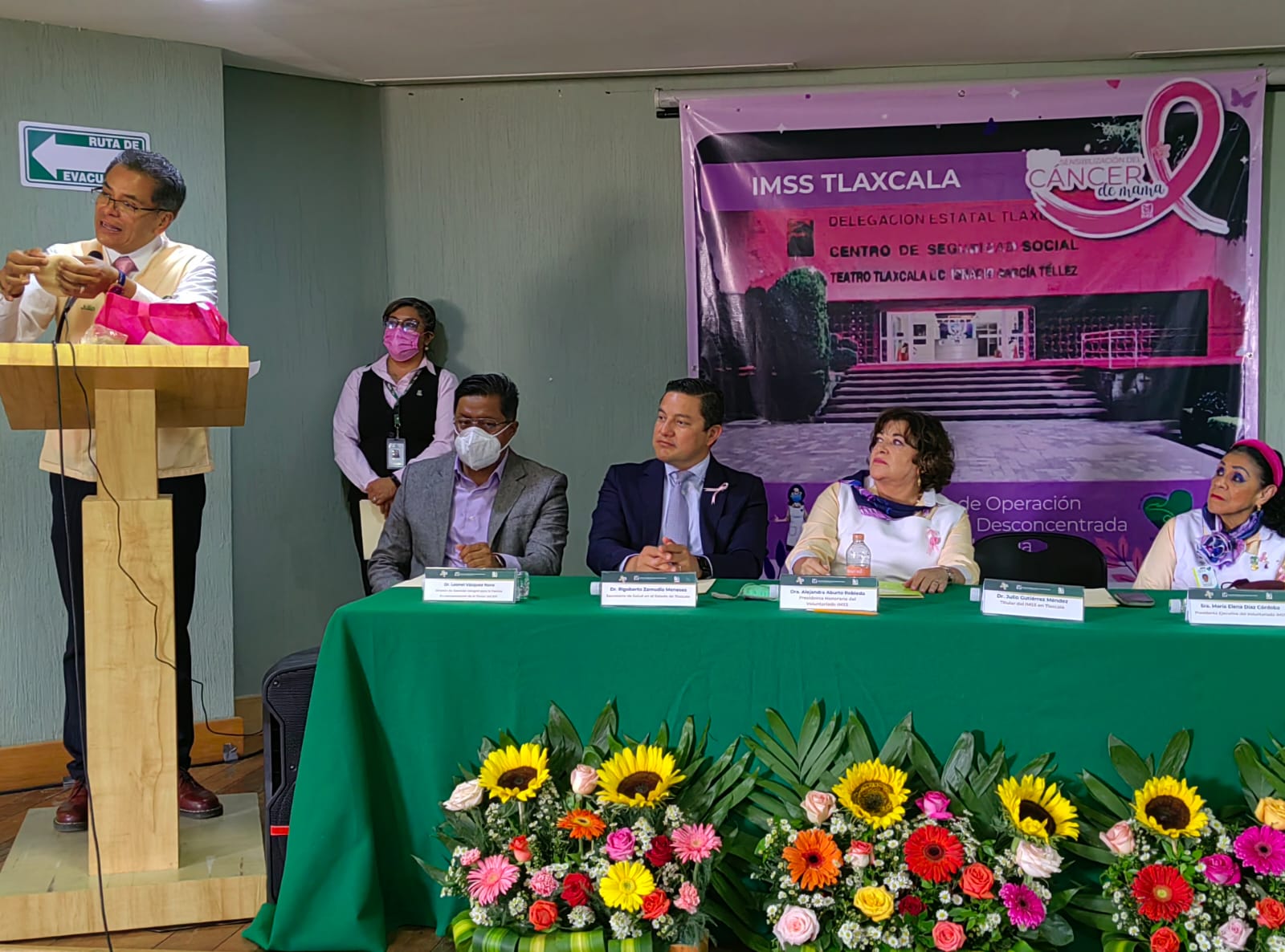 Entrega presidente honoraria del Voluntariado IMSS Tlaxcala prótesis de mama
